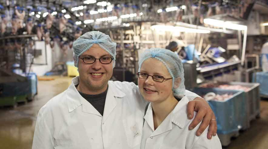 Mona og Martin mødte hinanden på Rose Poultry. De fik styr på bogstaverne og hinanden. Og har fået nyt og bedre liv med bøger, selvtillid og arbejdsglæde. (Foto: Niels Aage Skovbo)