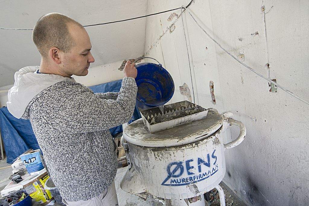 David Jennow er tillidsrepræsentant hos Øens Murerfirma og skal netop til at lægge arm med ledelsen om en lønstigning. I tre år har lønnen stået stille, mens priserne er fortsat opad.  (Foto: Harry Nielsen)