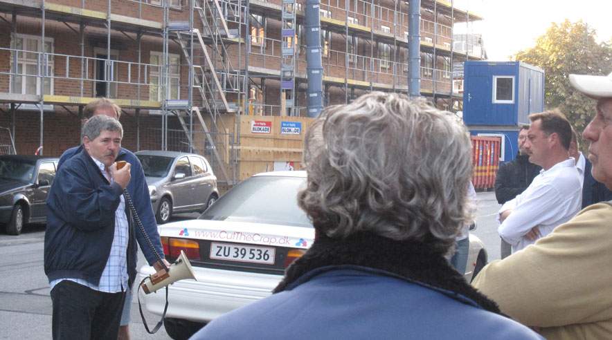 Der er ingen hjælp at hente fra EU. Det sagde Søren Søndergaard til blokadevagter og fagforeningsfolk fredag morgen. Her med det konfliktramte byggeri i baggrunden.