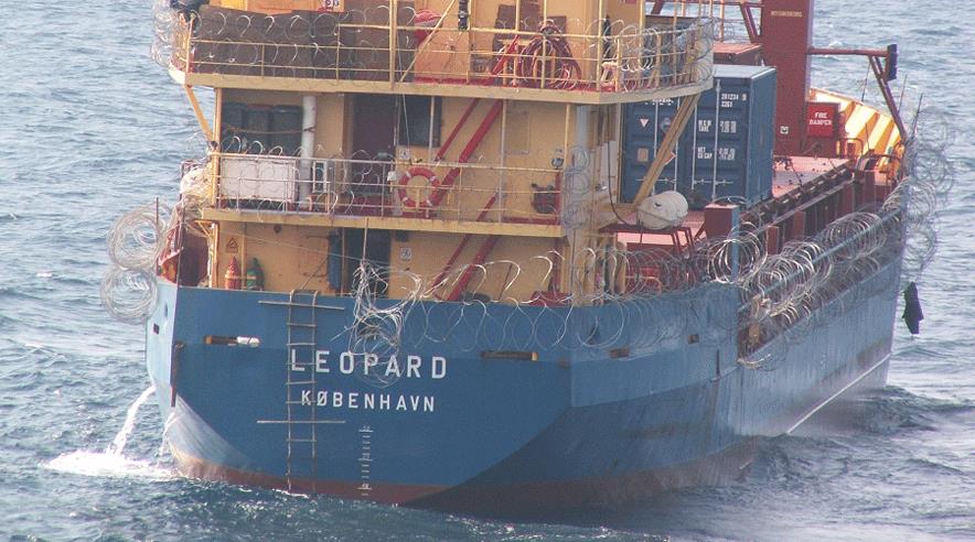 Det danske skib Leopard blev kapret af pirater for et år siden. Billedet viser, at det skete voldsomt. Ruderne på kommandobroen er smadret. (Foto: NATO)