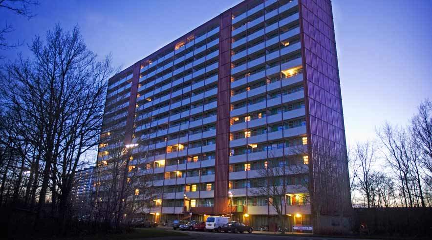 Der er PCB i to højhuse i Rødovre, som er dømt til nedrivning. Håndværkere, der afspærrer husene, havde intet fået at vide.  (Foto: Scanpix)