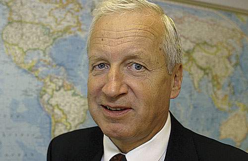 <b>- Det ser ikke rart ud, og det lugter sikkert ikke godt, siger IØ-fondens direktør Sven Riskær, da han ser billeder af Poldanors gyllelaguner.</b>
