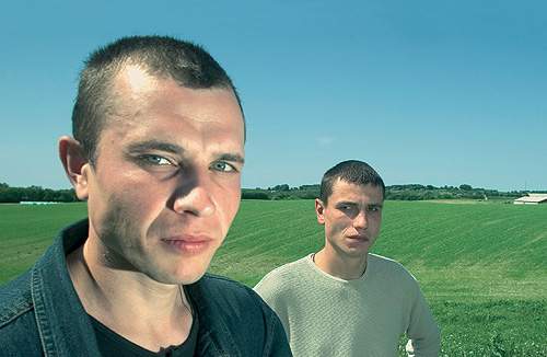 I  Ukraine kan man ikke leve af sit arbejde. Kun eksistere, siger Oleh Troshchenko (tv.) og Mykola Babych. (Sofus Corner )