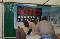 SiD Ungdoms stand i Aalborg forleden, hvor flere benyttede lejligheden til at skrive under på en protest mod nedskæringer på uddannelsesområet.
