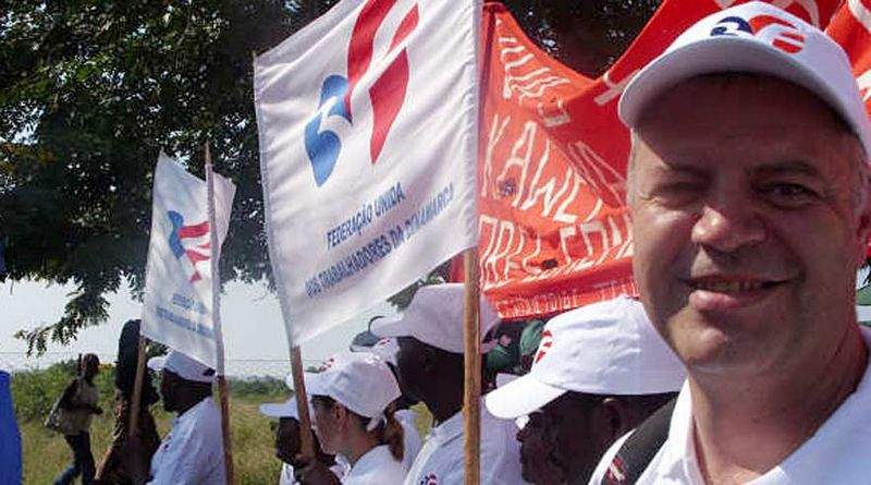 1. maj i Mozambique er meget anderledes end i Danmark. Her er det 3F's projektarbejdere med Steven Vallik i front, der viser flaget. (Foto: 3F's regionalkontor )