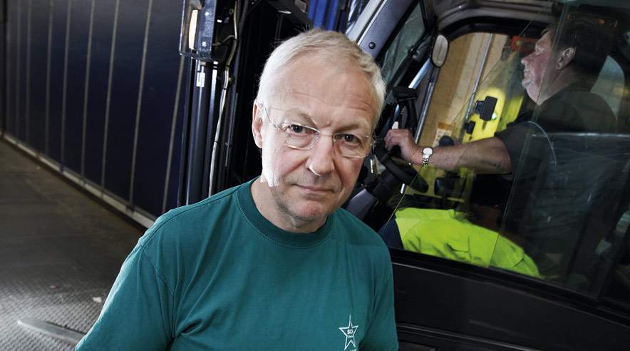 Tommy Pilgaard har i 12 år været sikkerhedsrepræsentant på fuldtid, men nu er hans stilling blevet nedlagt. I dag gør han rent og fungerer som altmuligmand på virksomheden. (Foto: Henrik Bjerregrav)