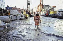 Dansk Byggeri bryder sig ikke om  regeringens bebudede indgreb i dagpenge-retten, da det forringer byggeriets mulighed for at sende deres medarbejdere hjem i tilfælde af dårligt vejr på byggepladsen.  (Harry Nielsen)