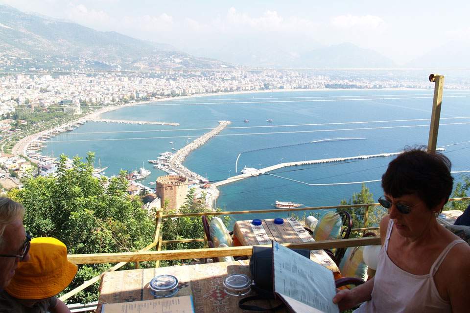 Hvis du drømmer om at skifte den hjemlige udsigt ud med en mere eksotisk en af slagsen, så kan det være en god ide at begynde at spare op til ferien allerede nu. (Foto: Colourbox)