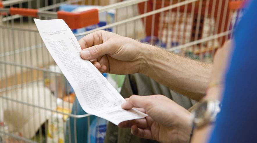 Der er flere gode grunde til at gemme bonen fra supermarkedet. Husk at tjekke om du har fået de rabatter, du skal have, inden du forlader butikken. (Foto: Colourbox)