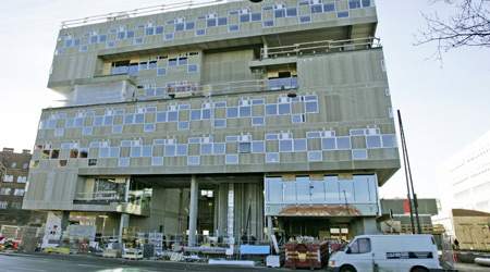 Denne ejendom i Njalsgade i København var fredag rammen om endnu en dødsulykke i byggeriet. To bygningsarbejdere blev dræbt , da liften, som de stod og læssede vinduer på, kollapsede.
