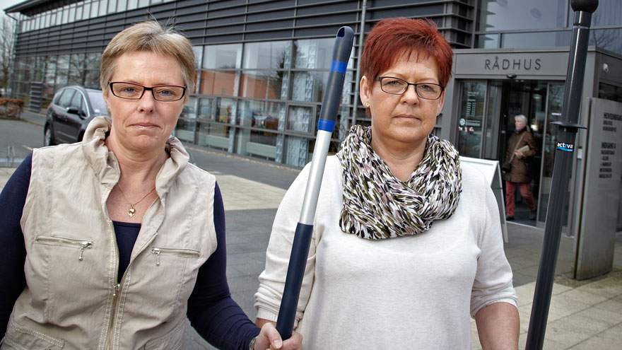 - Jeg har valgt at stoppe, fordi det er umenneskeligt, hvad vi fremover skal nå. Jeg er 100 procent sikker på, at jeg ville blive slidt op og ødelagt, siger Kirsten Mench (til højre). Hun og kollegaen Gitte Jørgensen har regnet ud, at de skulle gøre over 550 kvadratmeter rent i timen, hvis de var blevet i jobbet hos Forenede Service.  (Foto: Henrik Bjerregrav)