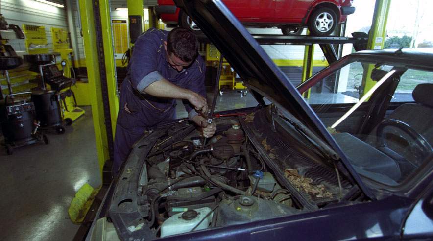 Der er mange penge at spare på værkstedsregningen. Sammenlign priser på forskellige hjemmesider som www.autobutler.dk eller www.findmekaniker.dk. (Foto: Colourbox)