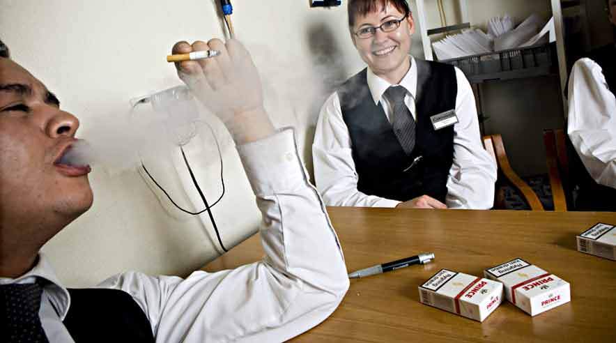 Tjenere og rengøringspersonale må stadig i deres arbejde lægge ryg til passiv rygning, hvad enten de vil eller ej - selvom regeringens udgangspunkt skulle være, at ingen mod sin vilje skal udsættes for passiv rygning. (Foto: Palle Peter Skov)