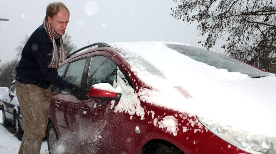 Inden sneen daler, og frosten rigtigt bider sig fast, så er det en god idé at gøre bilen vinterklar og for eksempel smøre dørlåse, hængsler og nøglehuller med olie. (Foto: Colourbox)