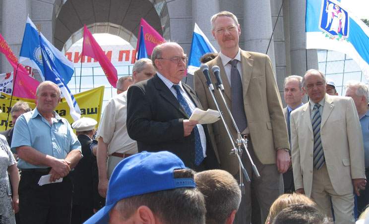 Karl Mikkelsen (t.v.) talte om solidaritet over grænser ved onsdagens demonstration i Kiev. Sten Jacobsen (t.h.) tolkede. (Foto: Gertrud T. Højlund)