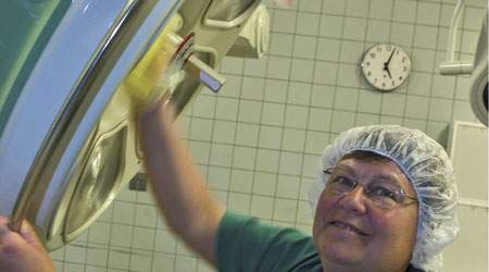 Skal rengøringsassistenter alene gøre rent eller skal jobbet gøres bredere? Det spørgsmål splitter rengøringsansatte og portører på nordjyske sygehuse.