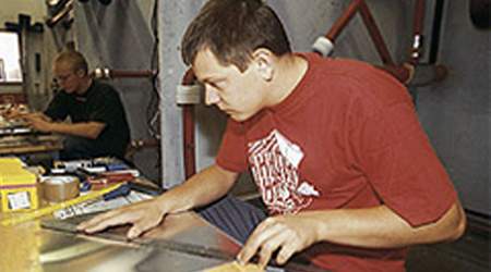 35 procent af eleverne på erhvervsuddannelserne dropper i dag ud. Ifølge 3F kan det hænge sammen med, at skolerne fra politisk side er tvunget til at fokusere på økonomistyring og ikke kvalitet i undervisningen. (Arkivfoto)