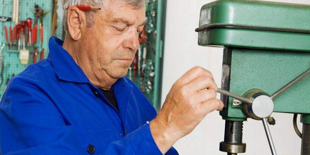 Det er en god idé at tage et årligt tjek af sin pension. Er forsikringen ved for eksempel førtidspension eller tab af erhvervsevne høj nok til, at I har råd til at blive boende, hvis du ikke længere kan arbejde, eller skal den sættes op? (Foto: Colourbox)