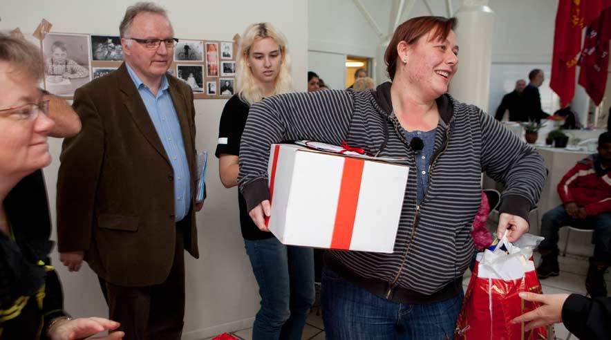 Helle Schunk er glad for julelegatet, der blev overrakt af ASF Dansk Folkehjælp.  (Foto: Niels Åge Skovbo)