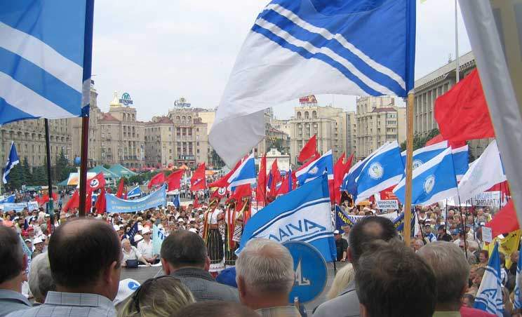 De røde og blå-hvide flag smældede højlydt i trods mod de kommende prisstigninger på gas og varme. Tusindvis af ukrainere demonstrerede.
