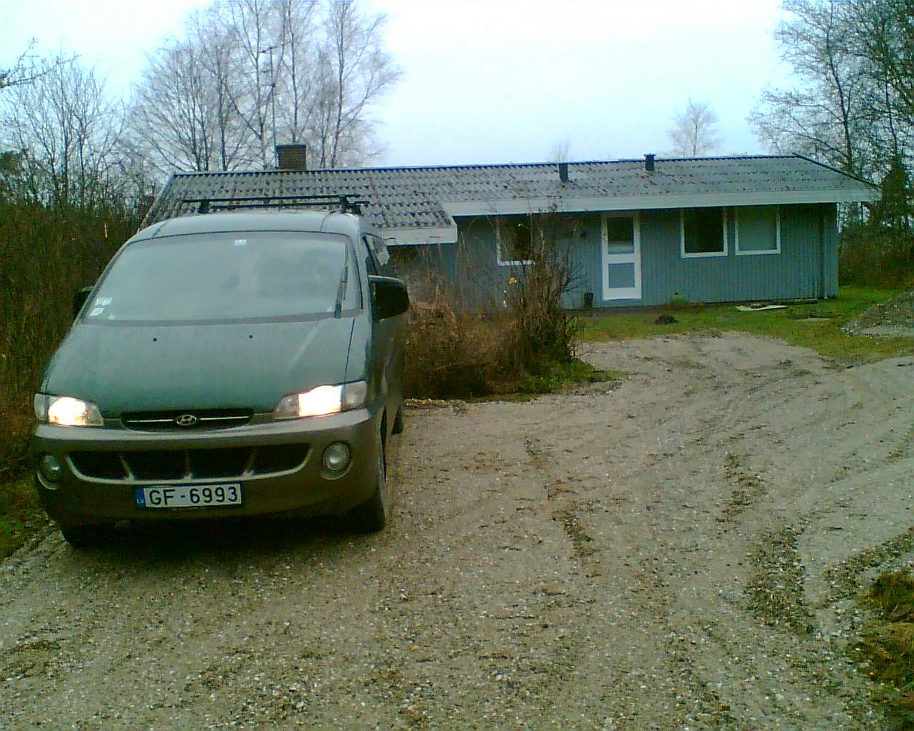 Underbetalte skovarbejdere fra Østeuropa skal betale 20.000 kroner for at leje dette sommerhus af deres danske arbejdsgivere, som har betalt østarbejderne 18 kroner i timen for at fælde juletræer.
 (Privatfoto)