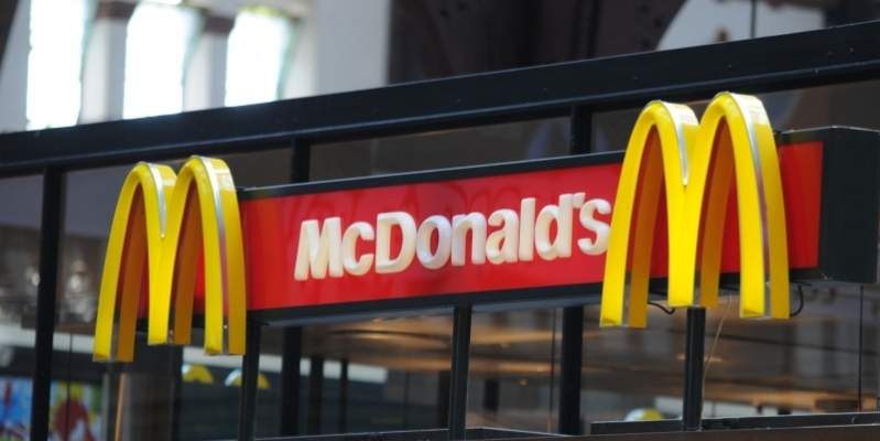 Burgerkæden McDonald's har opsagt samarbejdet med to rengøringsselskaber efter en politirazzia mod sort arbejde. (Arkivfoto)