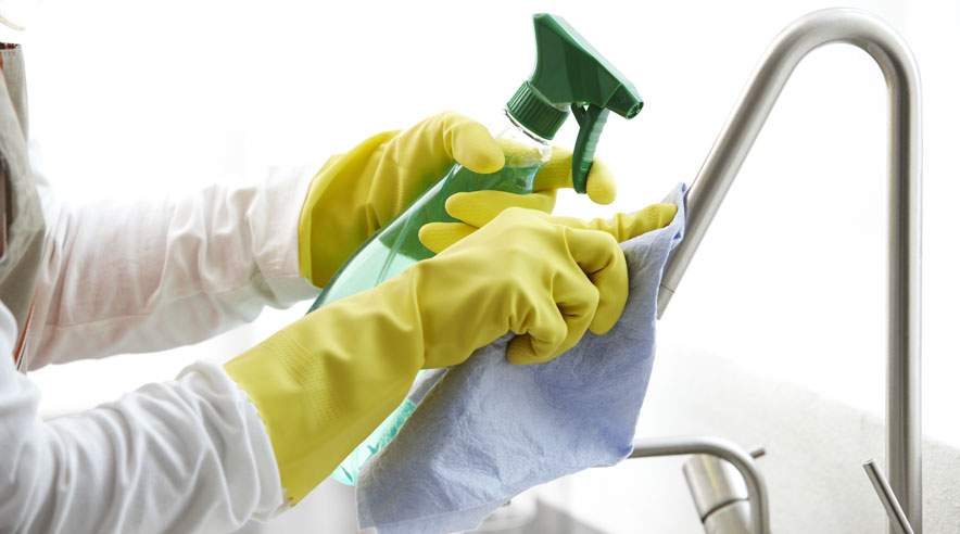 Det er en god ide at bruge handsker, hvis du vil beskytte dine hænder og forebygge eksem. Hvis du skal have handskerne på i længere tid, så er det en god ide også at bruge bomuldshandsker indenunder. (Foto: Colourbox)