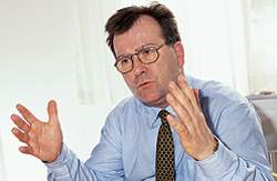 Claus Hjort Frederiksen citerede flittigt fra et notat fra BAT-kartellet om fagbevægelsens indsats efter EU-udvidelsen. (Harry Nielsen)