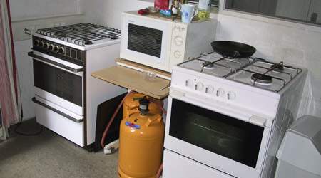 Brandmyndighederne næppe er orienteret om, at der er overnattende personer i bygningen og at der er opsat gasflasker.