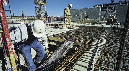 Den svenske entreprenørkoncern Skanska stopper alle bygge- og renoveringsaktiviteter i Jylland og på Fyn. Op mod 500 medarbejdere berøres.