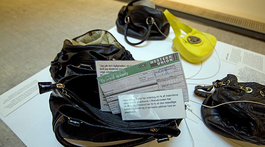 Taske med indhold, som den ofte ser ud, når en prostitueret bliver anholdt. Ofte er der overførselsblanketter fra Western Union, så de prostituerede kan sende penge ud af landet.