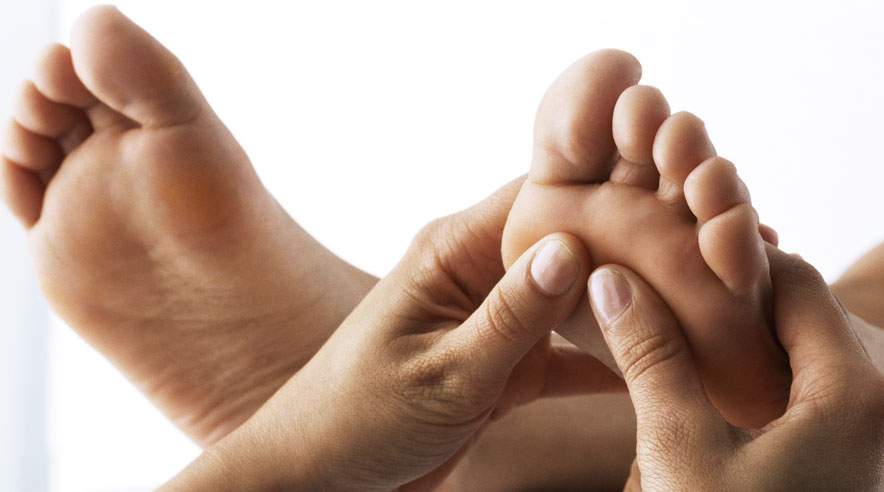 Du kan sagtens pleje dine fødder selv, men det er da klart hyggeligere at lokke din partner til det. ((Foto: Colourbox))