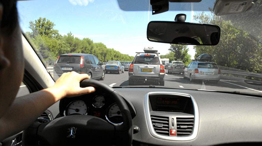 Hvis du tilbringer mange timer bag rattet, så er det ekstra vigtigt, at du har den rigtige støtte i ryg og lænd - ellers risikerer du at få problemer med ryggen. (Foto: Colourbox)