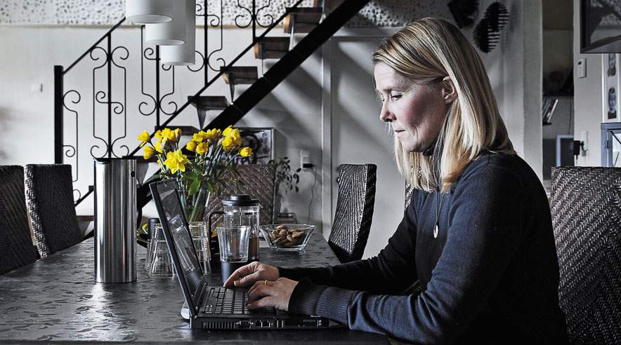 Rikke Larsen har minus på kontoen, efter at Silkeborg Kommune stoppede sygedagpengene. Hvis hun havde boet i Odder Kommune, havde det måske været anderledes. (Foto: Kaare Viemose)