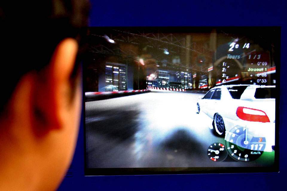 Underholdningen er hjemme med et godt pc-spil. Steven Snedker anbefaler, at man downloader sine spil i stedet for at købe dem på skive.  (Foto: Colourbox)