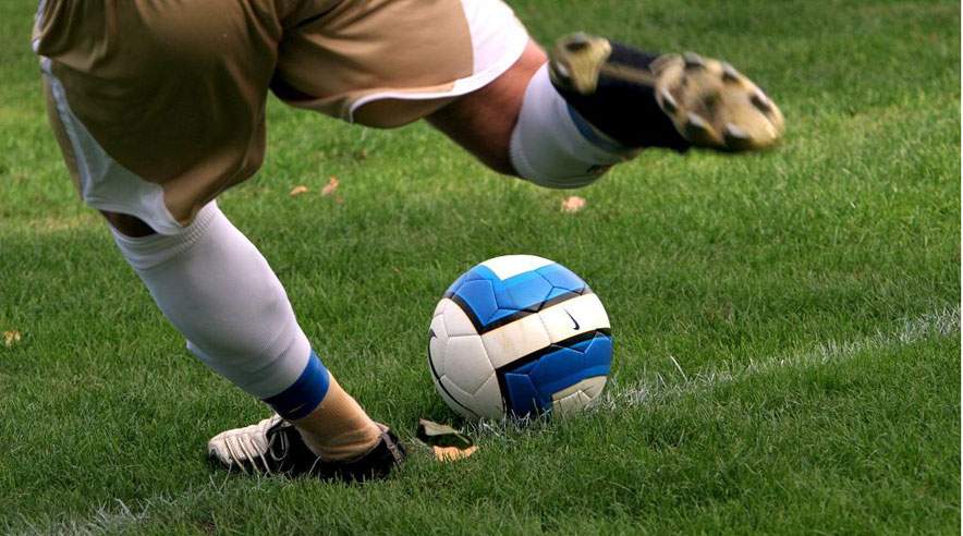 Hvis du for eksempel er en passioneret fodboldspiller hver lørdag i parken, så overvej at tilføje den oplysning til din ansøgning. (Foto: Colourbox)