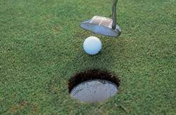 Efterløn er en luksusordning, der får chauffører og lagerarbejdere på golfbanen i stedet for jobbet, lyder meldingen fra arbejdsgiverne i HTS.  (Foto: Søren Zeuth)