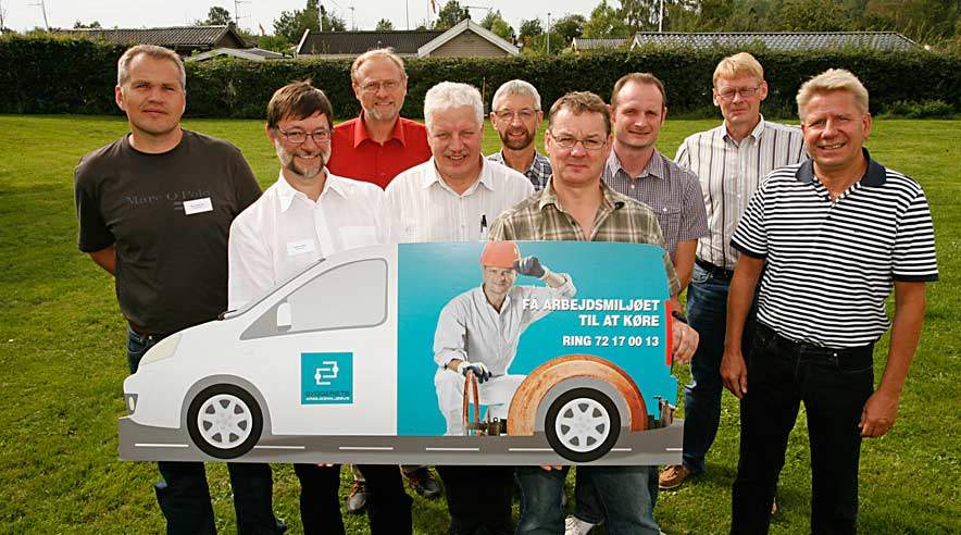 Her er de otte arbejdsmiljøkonsulenter. Fra venstre er det Kim Andersen, sekretariatsleder Anders Kabel, Niels Erik Danielsen, Evald Zacho, Gunnar Fuglsang, Jesper Nielsen, Lars Olsen, Morten Barkholt og Peter Orby. (Foto: Harry Nielsen)