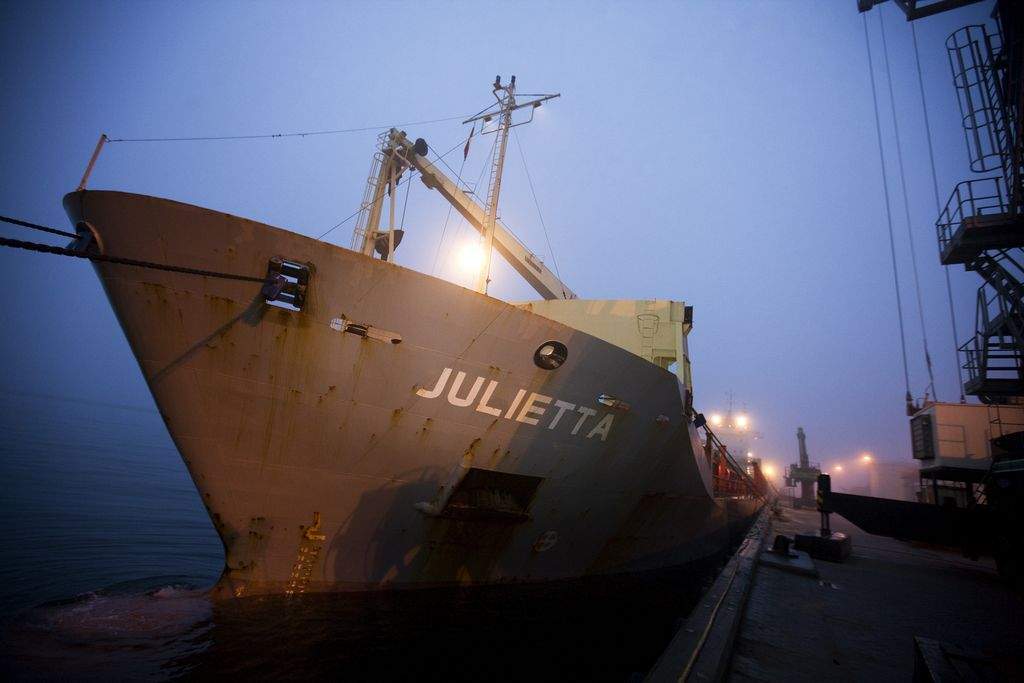 11 søfolk på det tyskejede skib Julietta er nu sikret 500.000 i skyldig løn. Det betyder, at 10.000 ton vejsalt nu kan losses i Grenaa Havn. (Foto: Per Johansen)