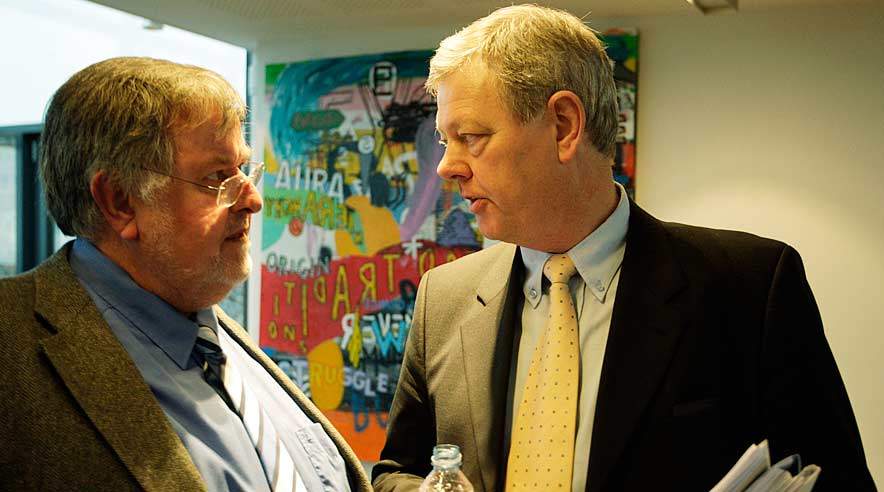 Topforhandler for byggearbejderne og formand for Byggegruppen i 3F, John Larsen (tv), i alvorlig samtale med Dansk Byggeris direktør Børge Elgaard.  (Foto: Harry Nielsen.)