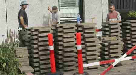 Den faglige strategi har to ben. Dels på den ene side sikre, at polske og baltiske arbejdere i Danmark arbejder på danske vilkår. Dels på den anden hjælpe med at opbygge et mere velfungerende arbejdsmarked i Polen og Baltikum. På billedet ses polske bygningsarbejdere deri dag har  opholds- og arbejdstilladelse og er ansat i det danske firma Cisco Partnere Aps (Foto:Harry Nielsen)