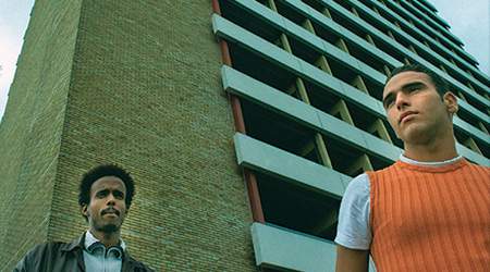 Unge indvandrere får hjælp til at få et fritidsjob i projekt på Amager. Projektet giver de unge mulighed for at komme i kontakt med arbejdsmarkedet. Se hvad der kræves, og hvad der er af muligheder. På samme tid giver det også virksomhederne en god mulighed for at komme i kontakt med fremtidens arbejdstagere.