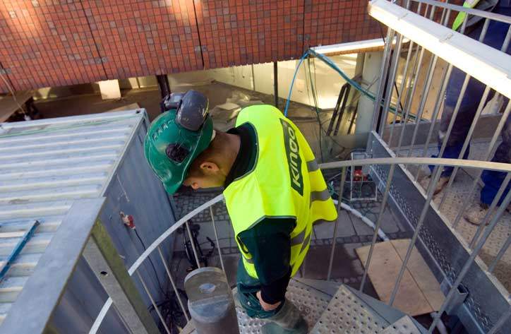 Det er det store nedrivningsfirma Kingo Karlsen A/S, der har nedrivningsentreprisen på Industriens Hus. Firmaet anvender en række underentreprenører uden overenskomst. Firmaet garanterer, at forholdene bringes i orden. (Foto: Harry Nielsen)