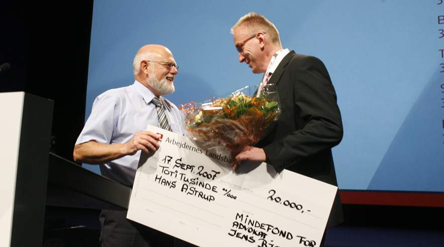 - Det er en stor dag for mig i dag, sagde sikkerhedsrepræsentant Hans Astrup, der fik overrakt Jens Bjørst-prisen på 20.000 kroner af 3F's formand Poul Erik Skov Christensen. (Foto: Harry Nielsen.)