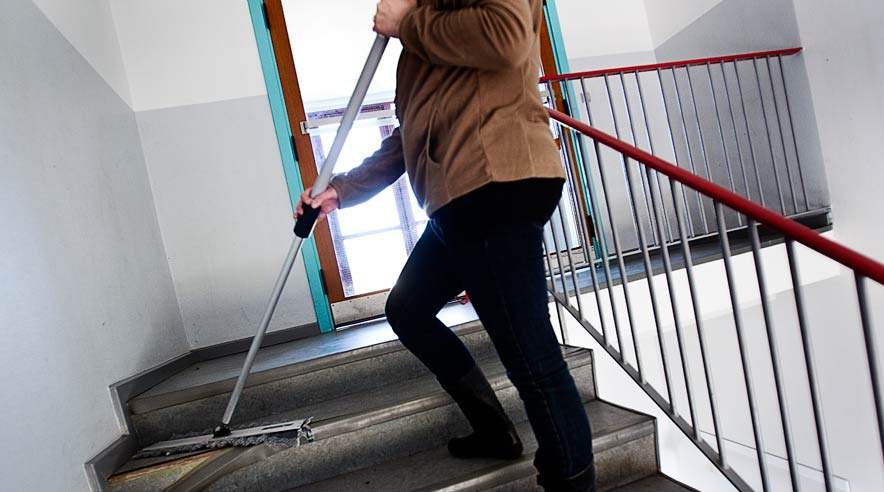 Rengøringsassistenter er blandt dem, der ofte går tidligt på efterløn. (Arkiv)
