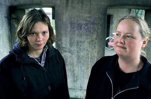 Rikke Saarikvi (tv). og Liselotte Boysen pakker sammen med andre aktiverede tyggegummi for Gumlink i 37 timer om ugen, men de får ikke løn for det. (Flemming Jeppesen)