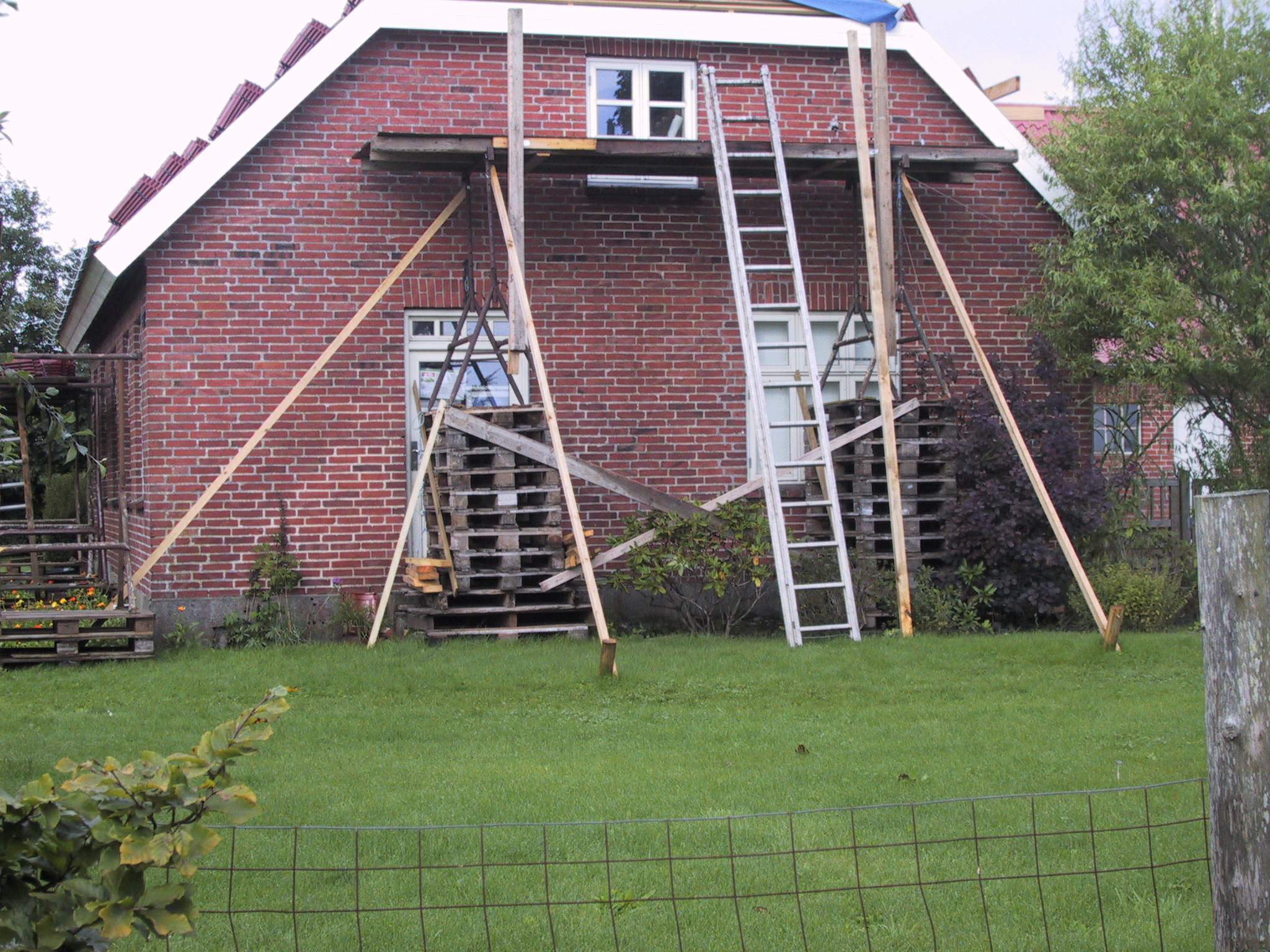 Opfindsomheden er stor og nærmest sydeuropæisk, når der bygges stillads, men det gør det ikke mindre farligt! Billedet er fra en tidligere byggepatrulje i Sydvestjylland. Pladsen blev meldt til Arbejdstilsynet. (Privatfoto)