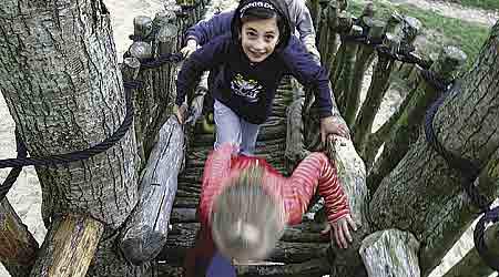 Entrreprenør Allan Rønne slap med en bøde på 200.000 kroner og fik  ikke konfiskeret  sin fortjeneste i sagen, hvor han lod to  illegale polakker opføre legepladser i en lang række kommuner landet over. På billedet  ses en af de nævnte legepladser fra Egå ved Århus. (Arkivfoto: Henrik Bjerregrav)