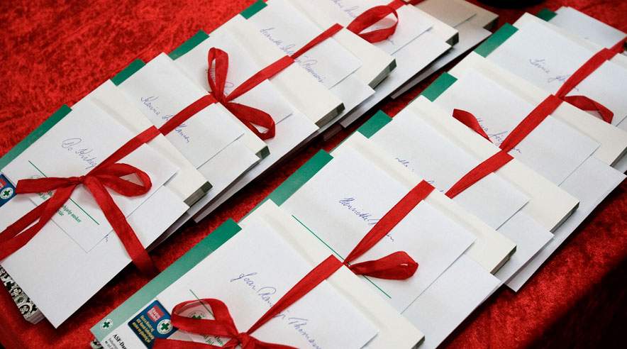 Julepakkerne indeholder et gavekort på 500 kroner til Netto, et gavekort på 500 kroner til BR Legetøj og endelig et gavekort på 500 kroner til Sportmaster.
