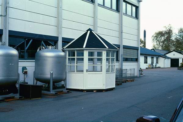 Udendørs pavillioner er firmaet Ahlnors løsning på rygeproblemet. 